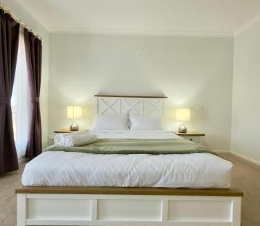 Doreen House | Connecting Palms - Doreen - Luxury Holiday Home with 4 x Extra Large Bedrooms!