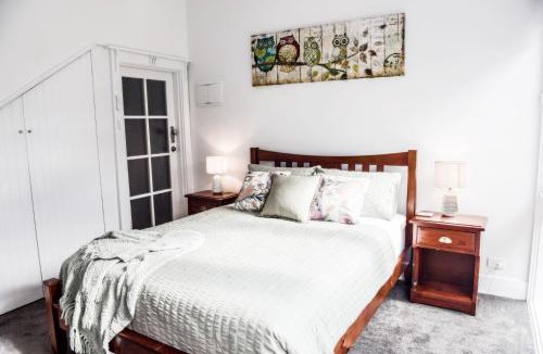 Geelong House | Studio Two Art Deco Escape - 5mins to Geelong CBD