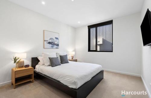 Geelong Apartment | Bright 3-Bed Apartment by Western Beach