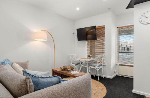 Cowes Apartment | The Waves Waterfront Studio Opposite Cowes Beach