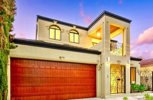 Munster House | Luxury Villa W Pool & Spa 5 BEDROOMS