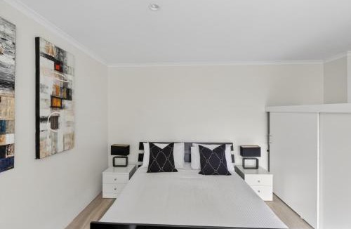 Manly Apartment | Central Studio with Pool, Gym Access 2mins Walk Beach