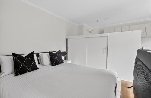 Manly Apartment | Central Studio with Pool, Gym Access 2mins Walk Beach