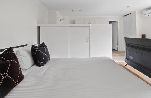Manly Apartment | Central Studio with Pool, Gym Access 2mins Walk Beach