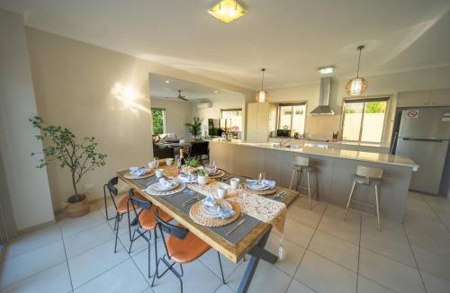 Upper Coomera House | 5BR Family Friendly Funhouse close to All Theme Parks - Holiday Home