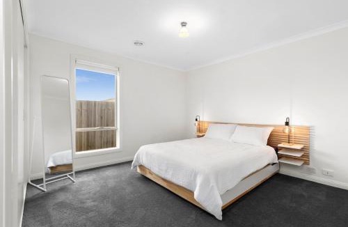 North Geelong House | Stylish Newly Renovated Unit 7 Min From CBD