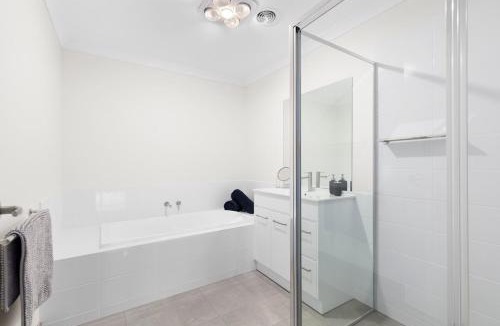North Geelong House | Stylish Newly Renovated Unit 7 Min From CBD