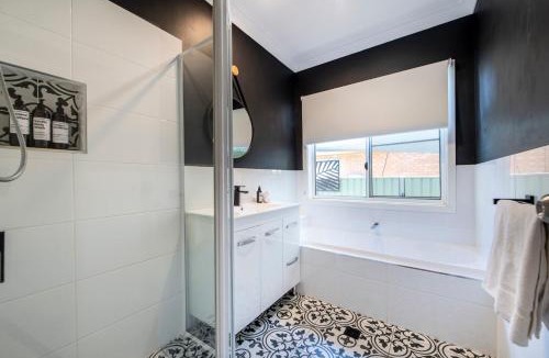 Dubbo House | Escape on Palmer - Warm Family Retreat, Firepit