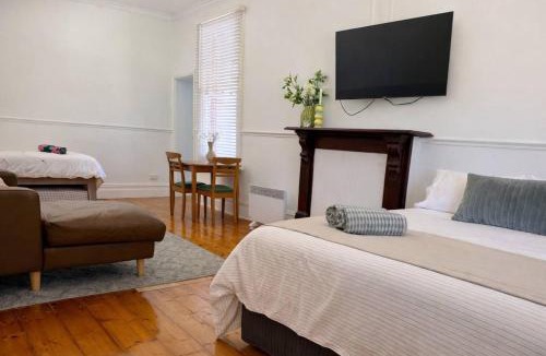 Sale House | Spacious Stylish Group Stay Sleeps 12 5bed3Bath