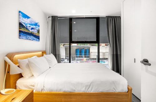 Carlton South Apartment | Modern Carlton Living Minutes to CBD
