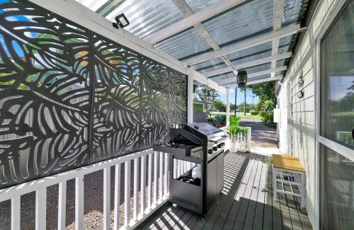 St. Georges Basin House | Water Views - Boat Parking - King Bed - Air Con