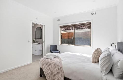 Newtown House | Meet Me at Maple Dual Living Sleeps 11 Spa Newtown