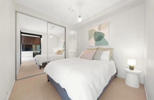 West Melbourne Apartment | City Views & Inner Railway Escape - Free Wi-Fi