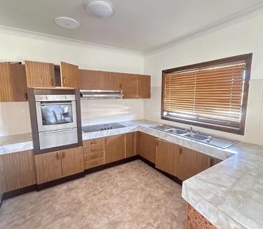 Lurnea House | Twin Room in Spacious House - L5