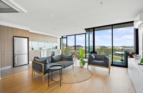 Melbourne Apartment | Grand Prix & Water View - Free Parking, Pool & Gym