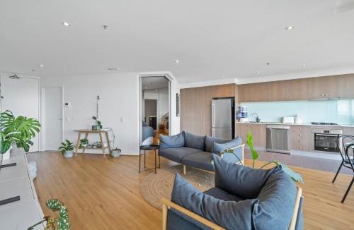 Melbourne Apartment | Grand Prix & Water View - Free Parking, Pool & Gym