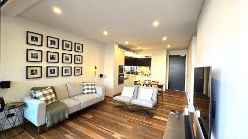 Rosebery Apartment | Swanky 2 bed apt with parking - easy city access