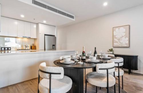 Docklands Apartment | Luxe 3BR CBD Apartment with River Views and Resort Style Amenities