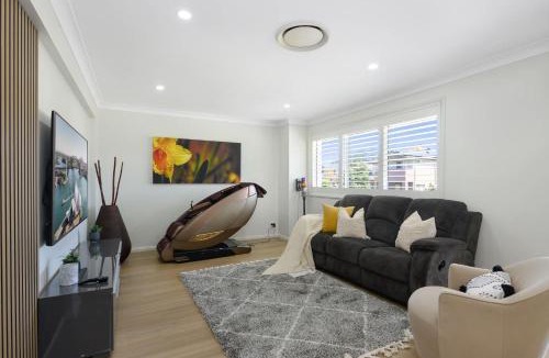Moorebank House | 6BR House & Gym Walk to Moorebank Train Station