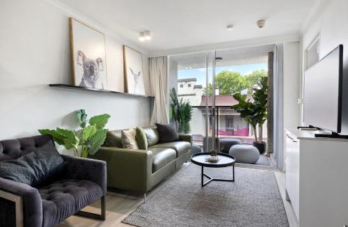 Chippendale Apartment | Stylish 1-Bedroom Stay with Balcony & Pool Access