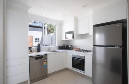 Glebe House | Charming 3BR Glebe Terrace with Courtyard - Walk to Fish Market