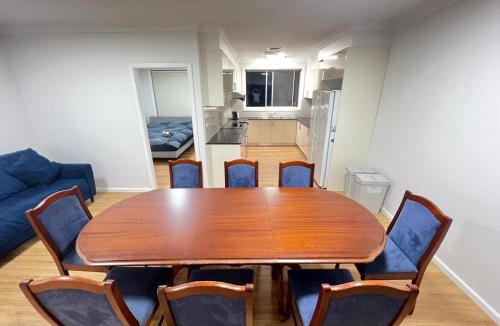 Carlingford House | Spacious Queen Room in a Peaceful, Modern Home - BP4