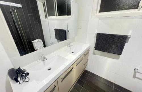 Carlingford House | Spacious Queen Room in a Peaceful, Modern Home - BP4