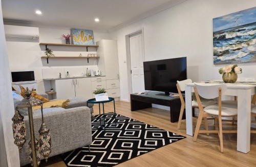 Macquarie Hills Apartment | Ground floor Apartment with Private Entry AC WiFi Suite
