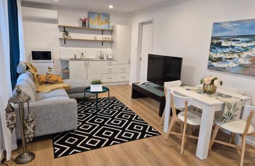 Macquarie Hills Apartment | Ground floor Apartment with Private Entry AC WiFi Suite