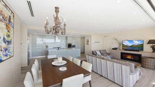 Avoca Beach House | Quarterdeck 1 - Luxury Apartment Suits 2 Families