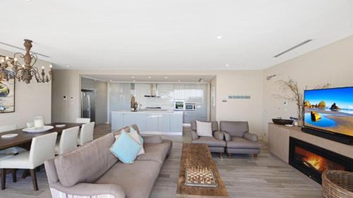 Avoca Beach House | Quarterdeck 1 - Luxury Apartment Suits 2 Families