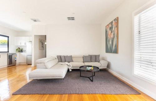 North Geelong House | Oaklight Haven - Minutes to Geelong Waterfront & CBD