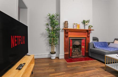 Chippendale Apartment | Spacious 4 Bedroom House Darling Harbour-10 Guests