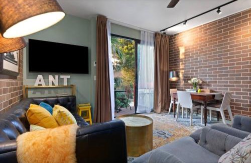 Petersham House | The Art Haus - Retro-Chic Hideaway near Local Gems