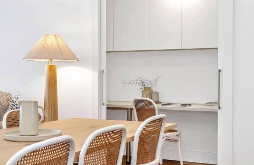 Glenelg North House | Relax at Ronnie's - Coastal Elegance near the Beach