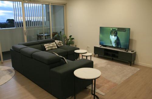 Botany Apartment | Stylish 1Bedroom Apartment with Study and Parking Near Sydney Airport