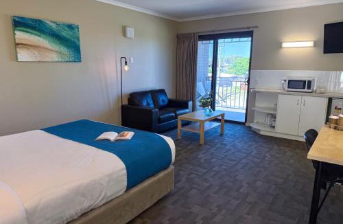 Mount Tarcoola Hotel | Geraldton Motor Inn
