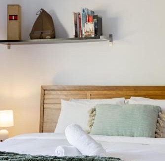 Hamilton Hill House | Cosy Corner Retreat Swan BnB Management