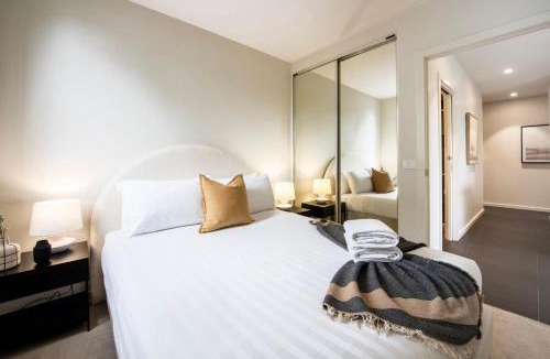 Moonee Ponds Apartment | Trackside Escape by Moonee Valley Racecourse