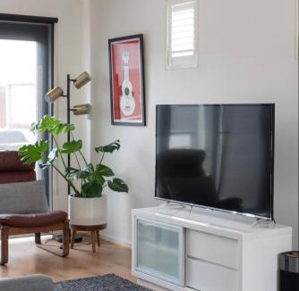 Brunswick East Apartment | Designer townhome adjacent to East Brunswick Village 2min to tram plus private parking