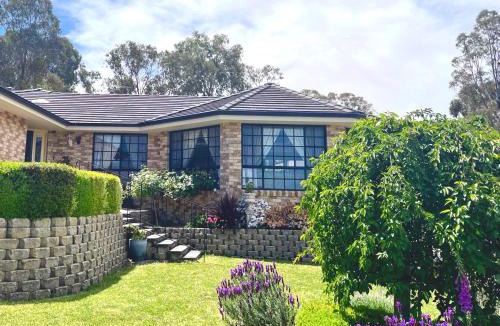 Armidale Villa | Cozy on north