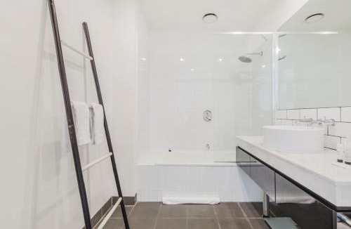 Port Melbourne Apartment | Bay Street Terrace - Spacious Indoor-Outdoor Design