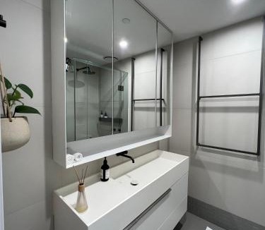 Docklands Apartment | Centrally Located Modern Loft w Free Parking, Infinity Pool, Workspace