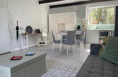 Athelstone Apartment | Modern studio with private patio