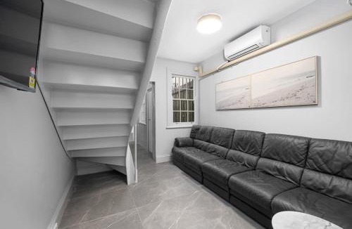 Surry Hills House | Prime Double Room - AC - Seconds to Central CBD - Near UTS& USYD& Darling Harbour& High Rated Restaurants - Shared Bathroom