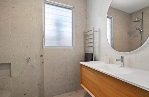 Aireys Inlet House | Sirocco - Recently renovated, Roof Top Deck And Pet Friendly in Aireys Inlet