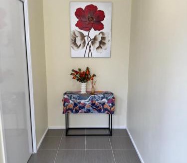 St. Albans Apartment | Beautiful room near shops 12 km to CBD and fast internet plus free parking