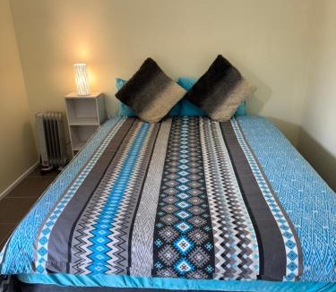 St. Albans Apartment | Beautiful room near shops 12 km to CBD and fast internet plus free parking