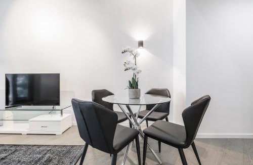 Melbourne Apartment | Sassy & Chic Apt on Melbourne='s Famous St Kilda Rd