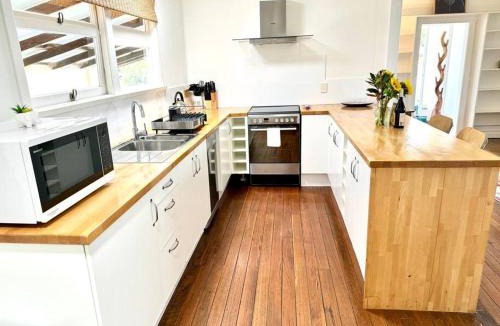 Yamba House | Yamba Fishing Cottage Haven Wifi boat parking
